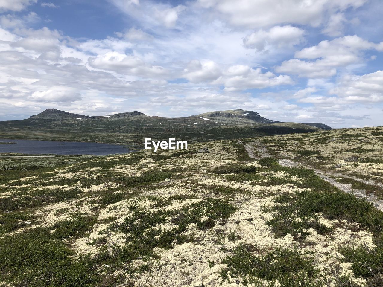 AERIAL VIEW OF LANDSCAPE AND MOUNTAINS AGAINST SKY