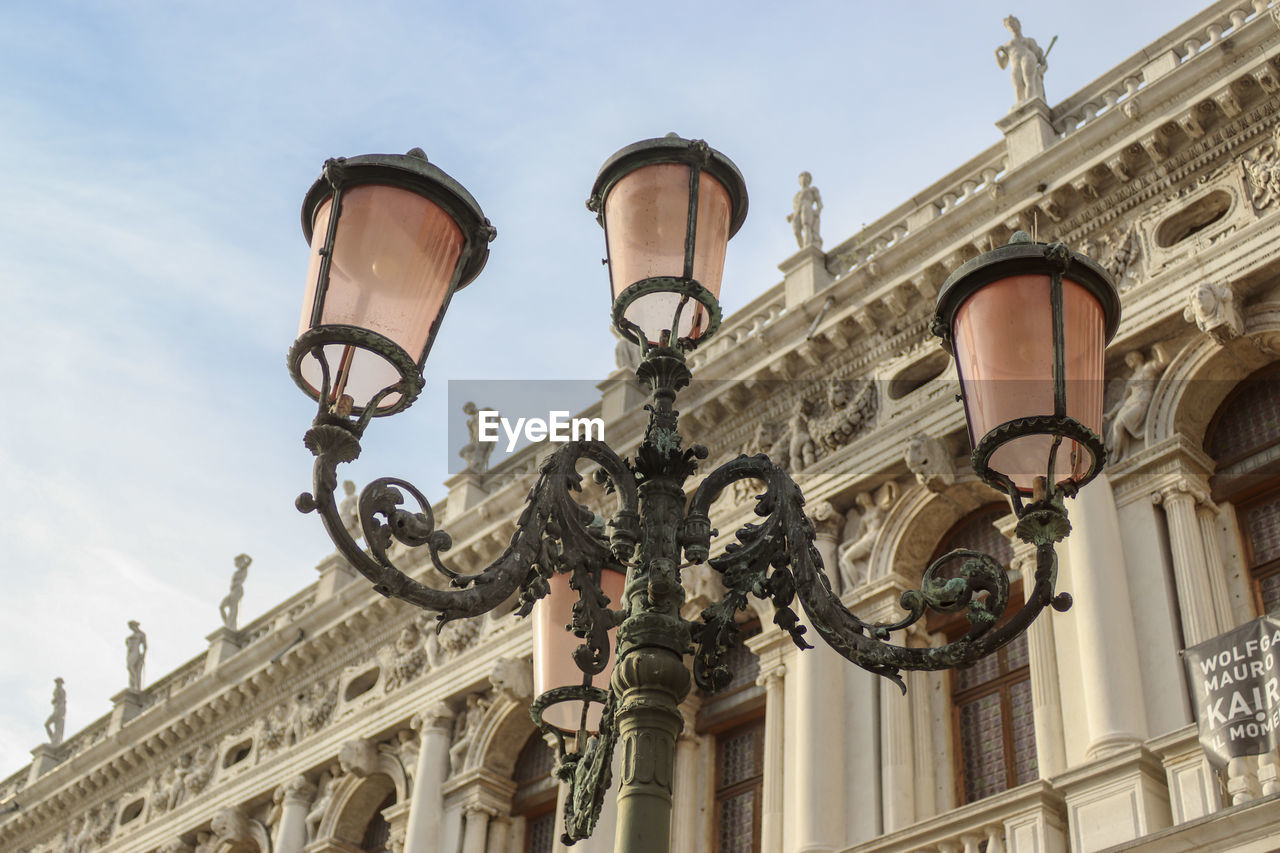 LOW ANGLE VIEW OF STREET LIGHT ON BUILDING