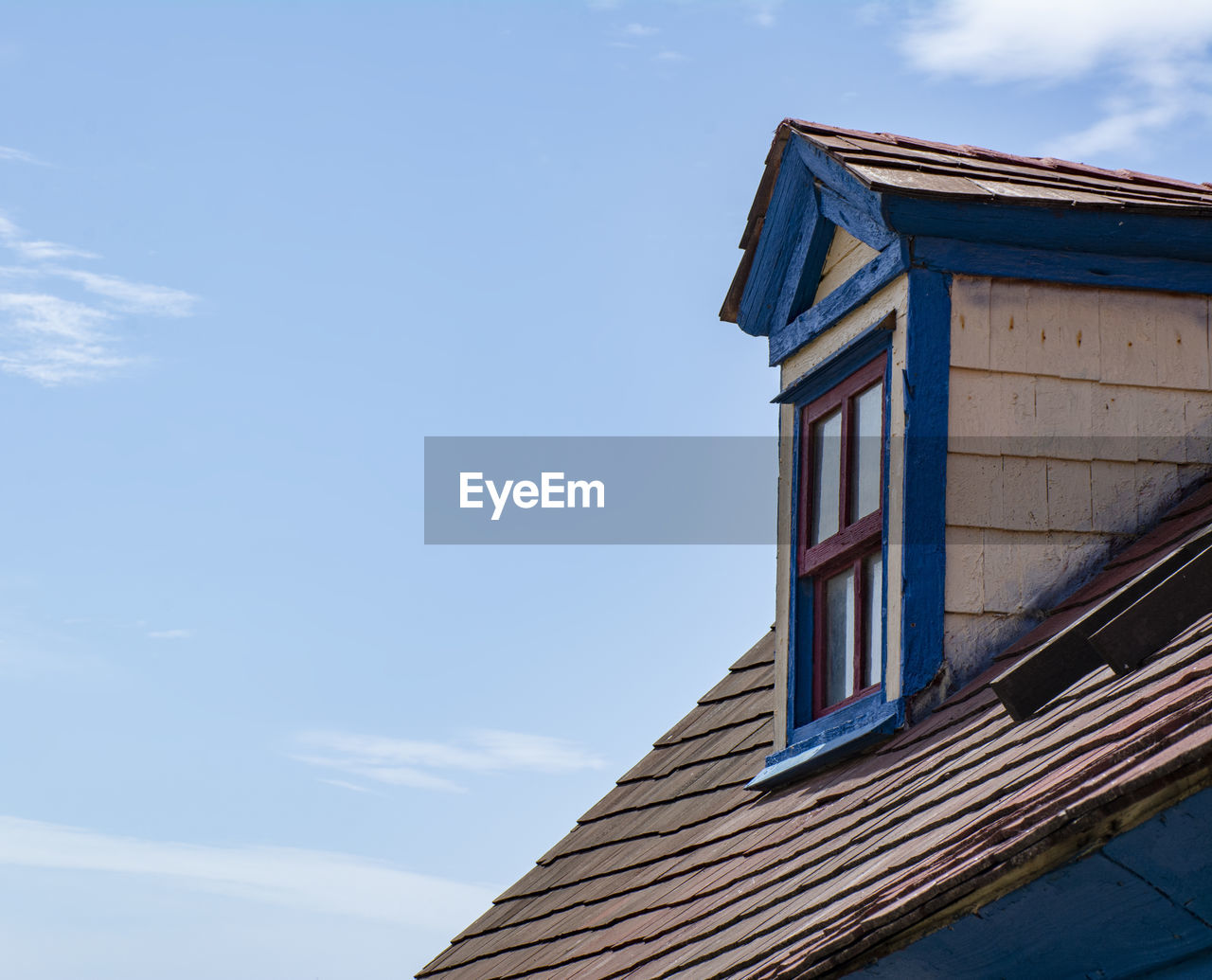 LOW ANGLE VIEW OF BUILDING ROOF AGAINST SKY