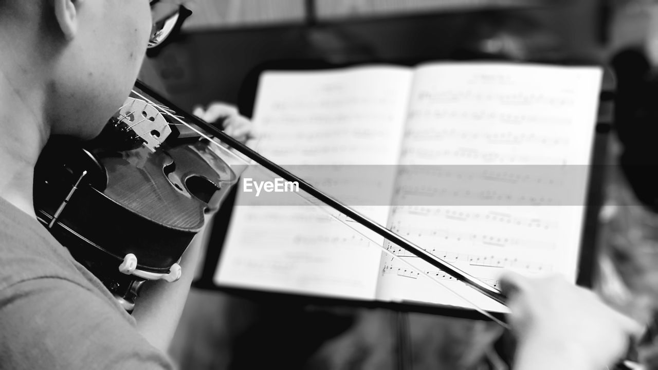 Close-up midsection of man playing violin