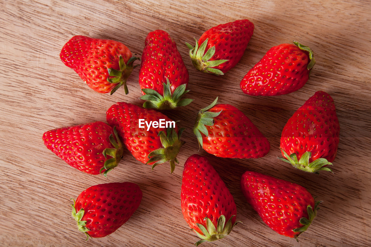 HIGH ANGLE VIEW OF STRAWBERRIES IN BOWL ON TABLE