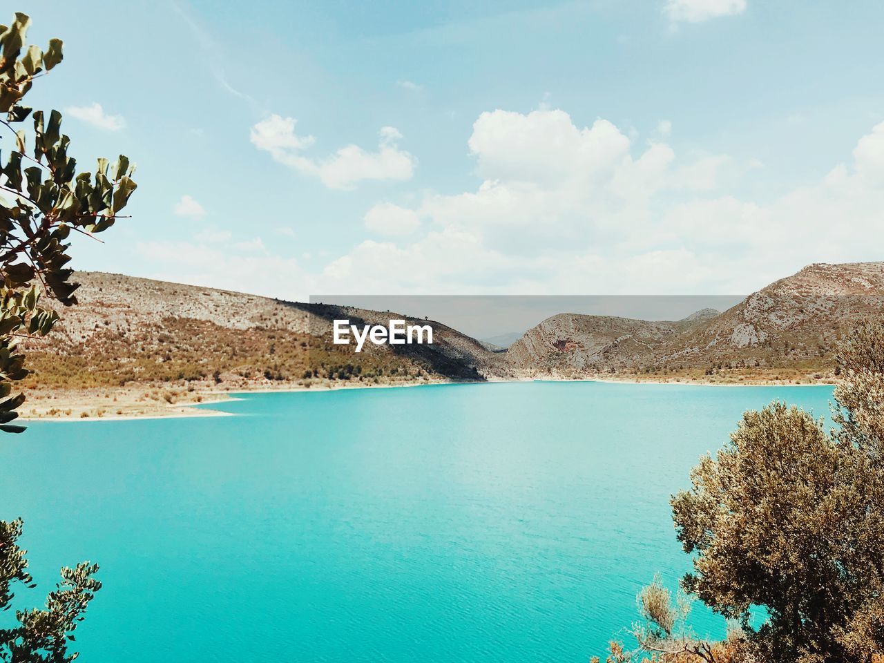 SCENIC VIEW OF SEA BY MOUNTAINS AGAINST SKY