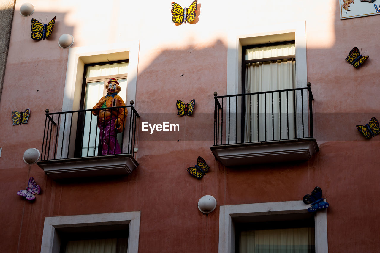 LOW ANGLE VIEW OF POTTED PLANTS ON BUILDING