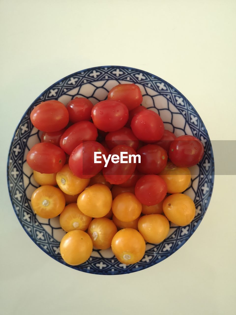 HIGH ANGLE VIEW OF CHERRY TOMATOES IN BOWL