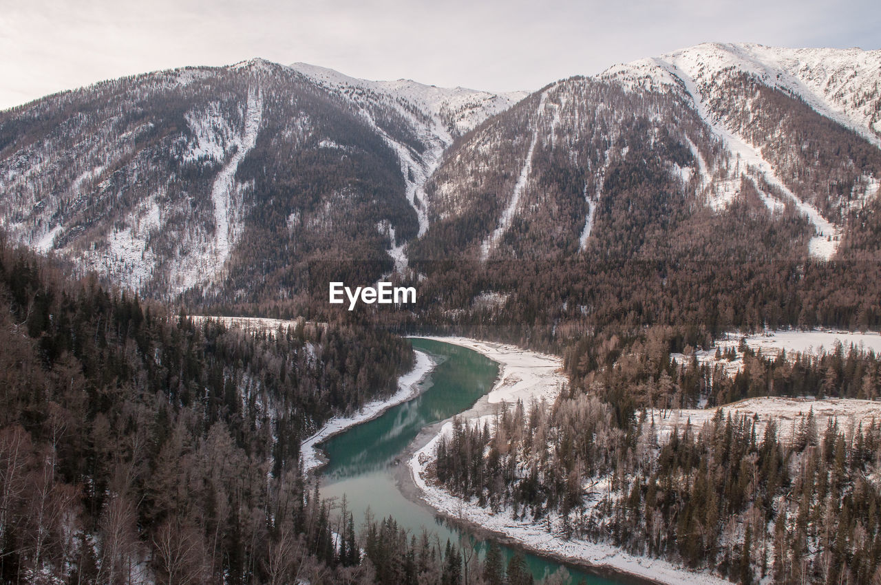 PANORAMIC VIEW OF DAM ON MOUNTAIN AGAINST SKY