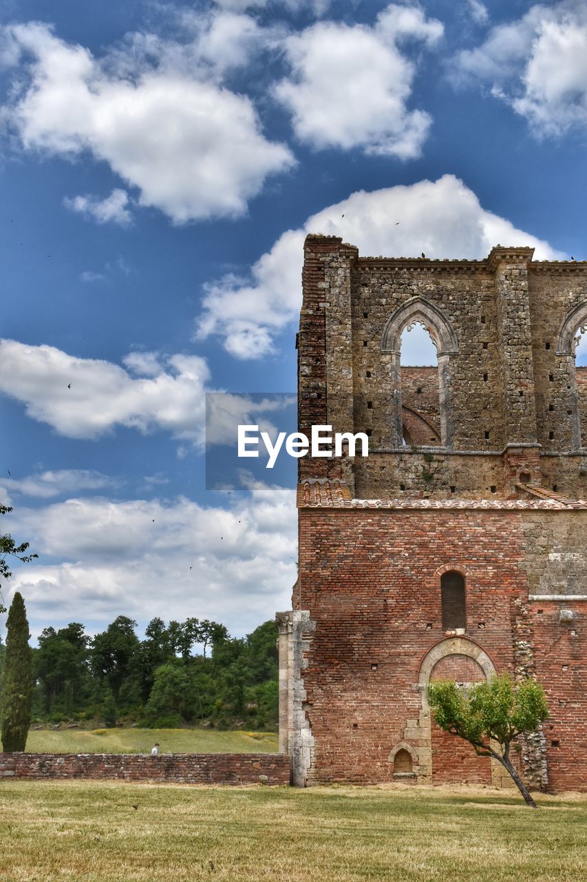 OLD RUINS OF BUILDING AGAINST SKY