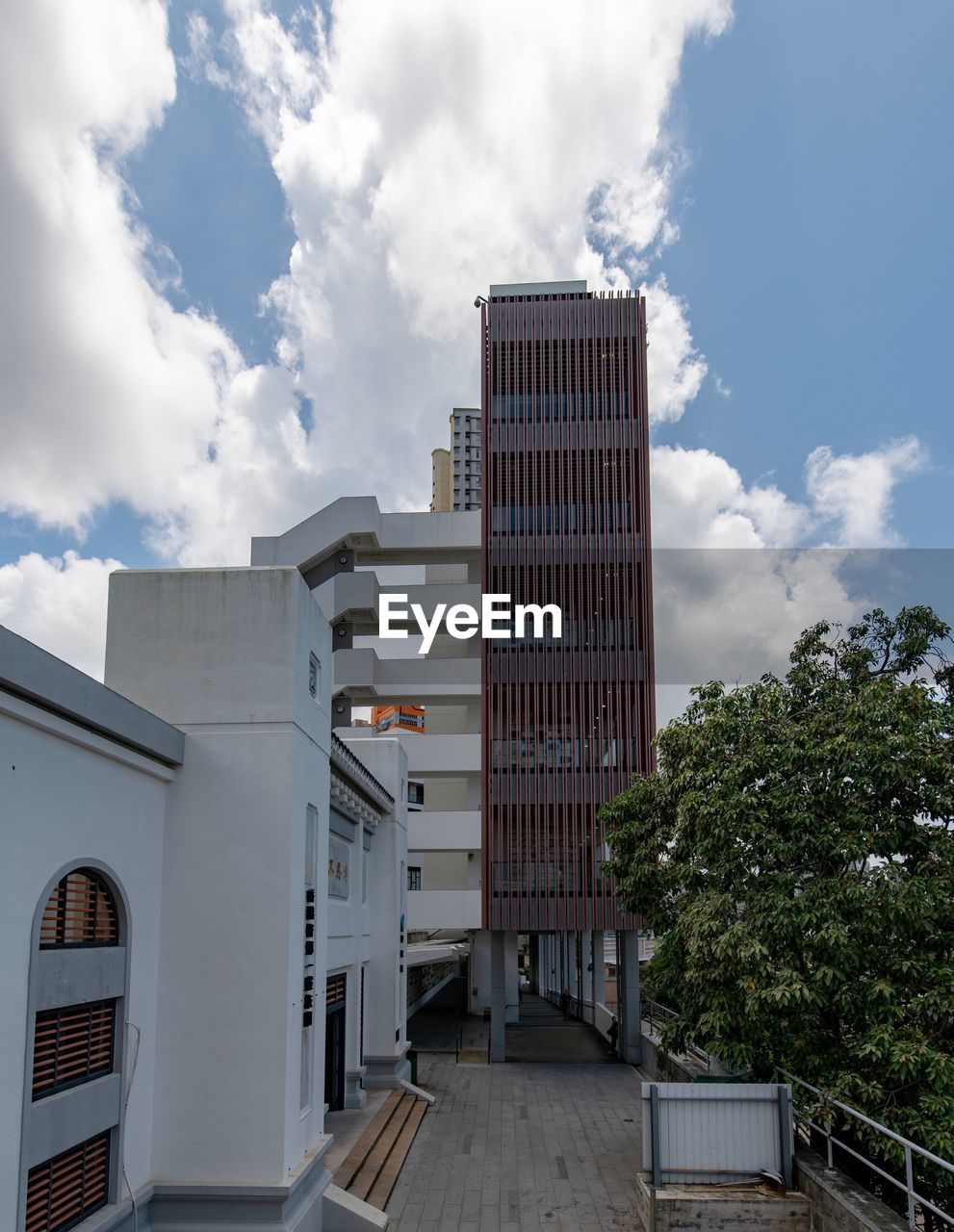 LOW ANGLE VIEW OF MODERN BUILDING AGAINST SKY