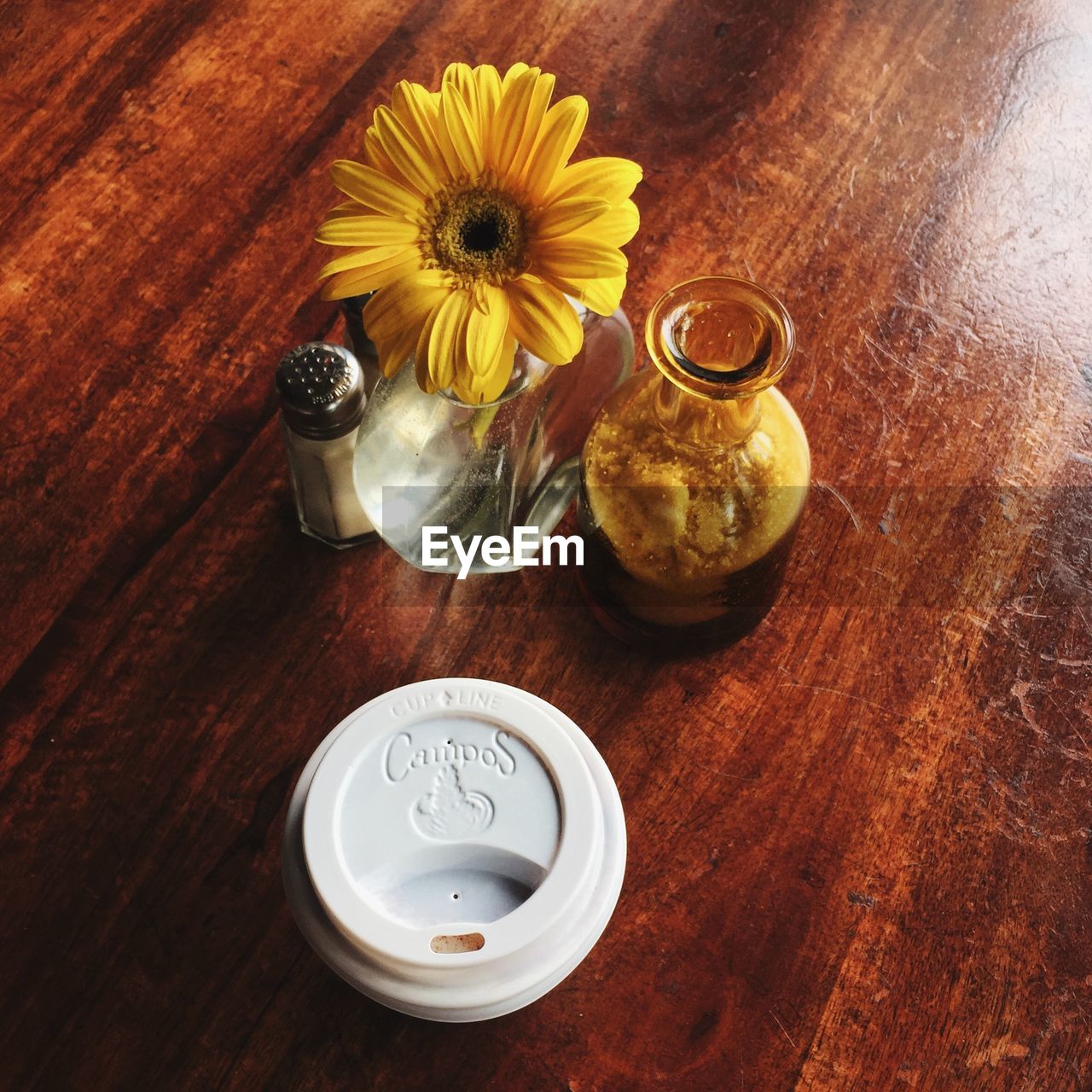 HIGH ANGLE VIEW OF TEA CUP ON PLATE