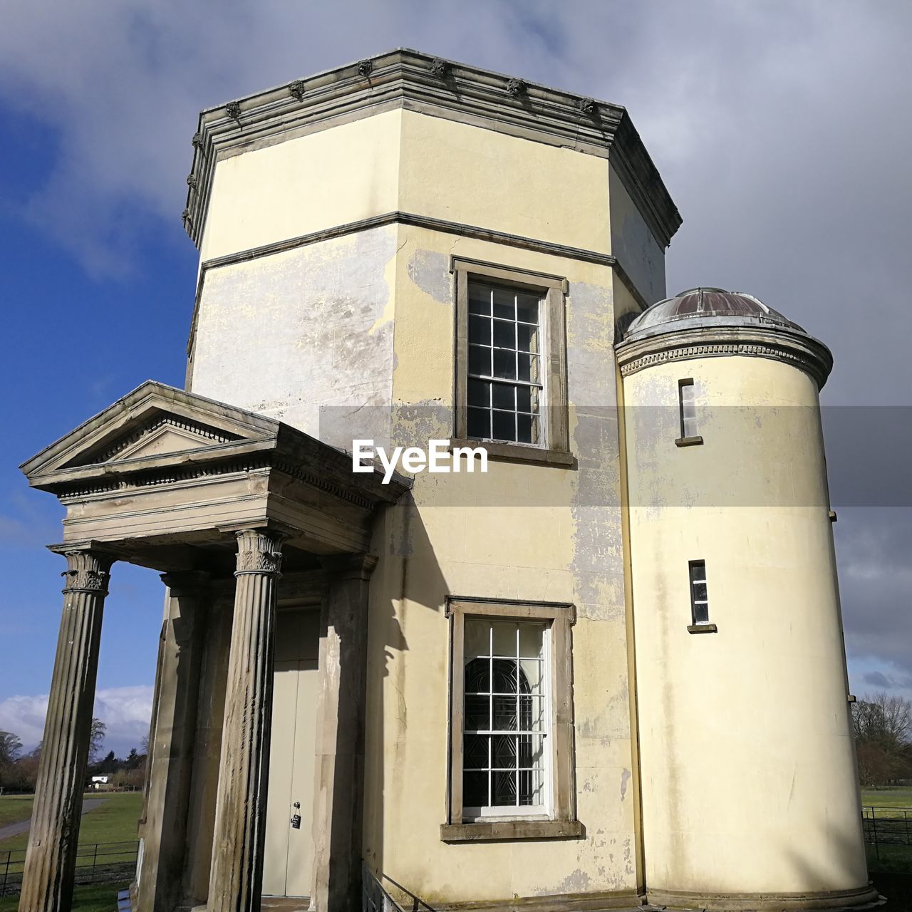 LOW ANGLE VIEW OF OLD HISTORIC BUILDING AGAINST SKY
