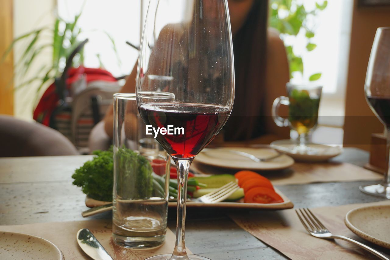 CLOSE-UP OF BEER ON TABLE