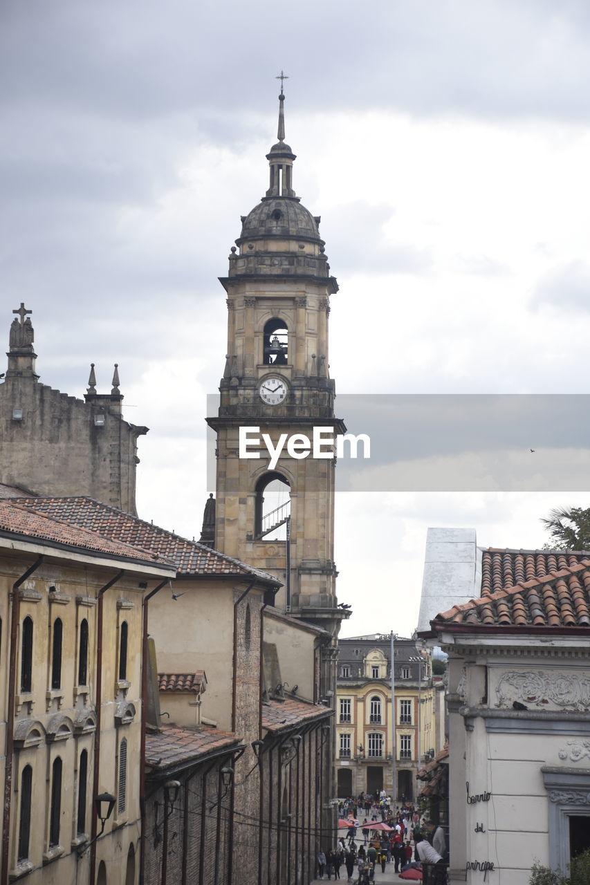 LOW ANGLE VIEW OF CLOCK TOWER AGAINST SKY