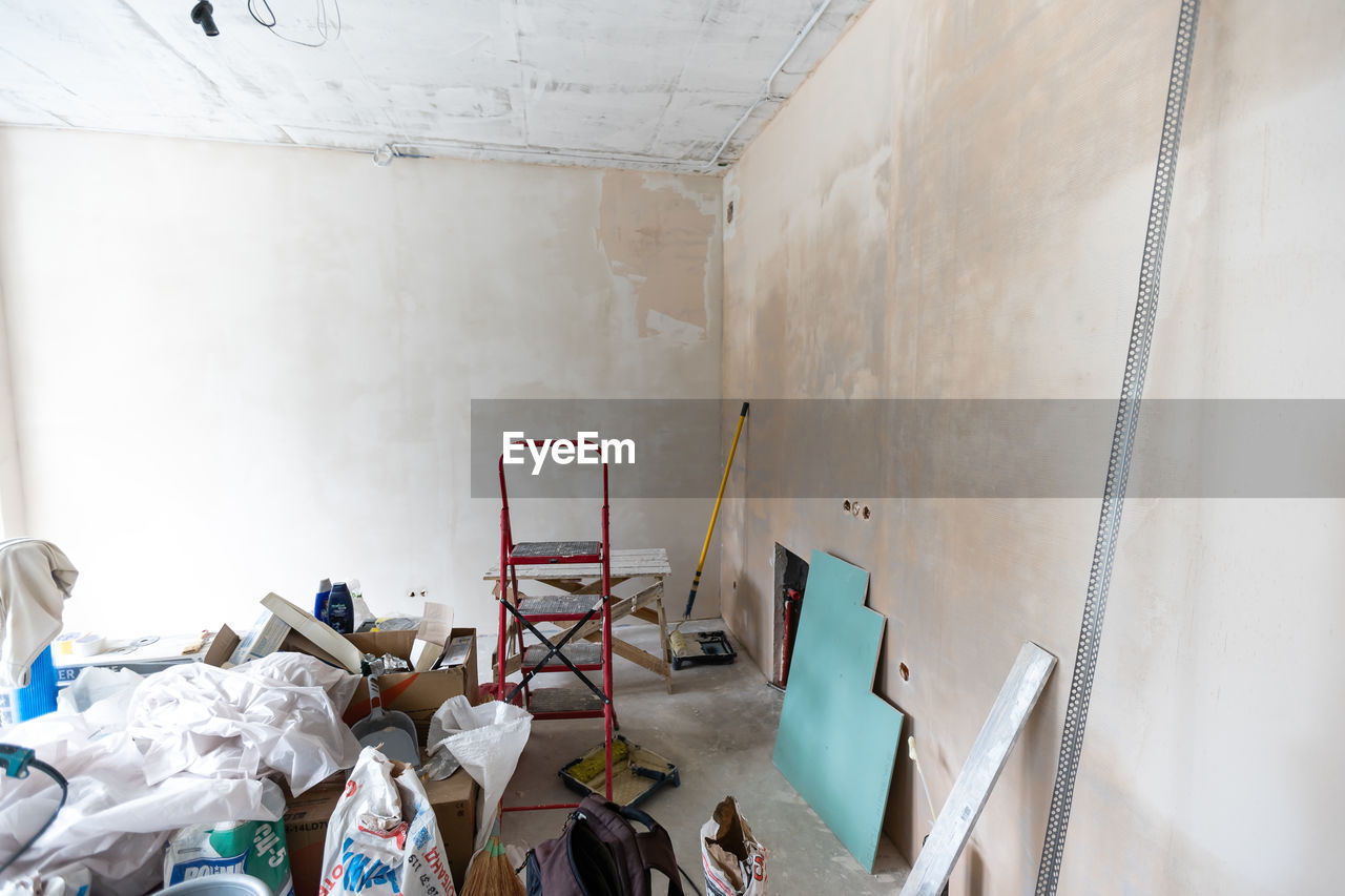 LOW ANGLE VIEW OF WHITE BUILDING IN CEILING