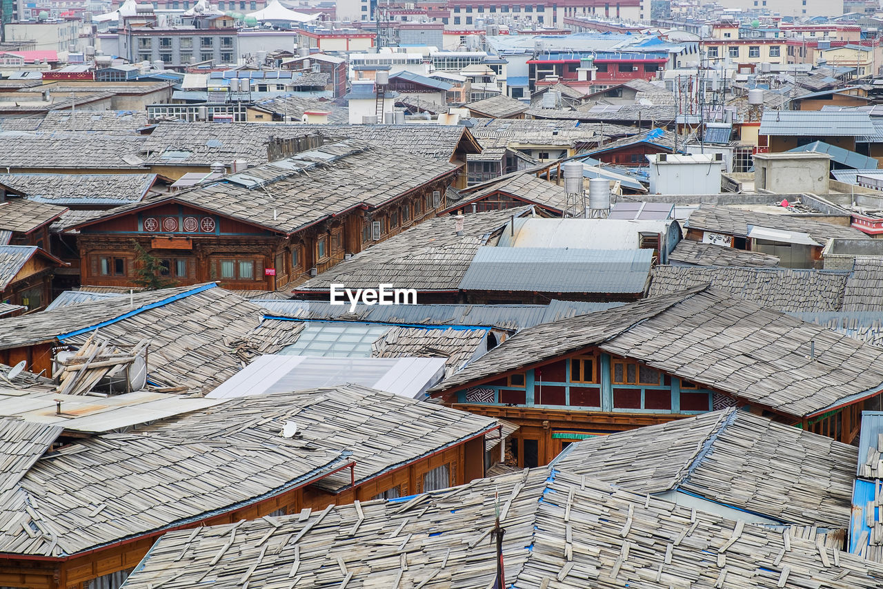 HIGH ANGLE VIEW OF BUILDINGS IN CITY