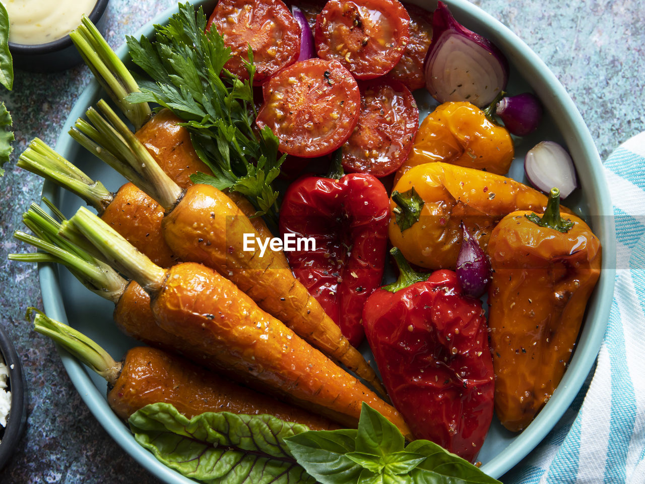 HIGH ANGLE VIEW OF MEAL SERVED IN BOWL