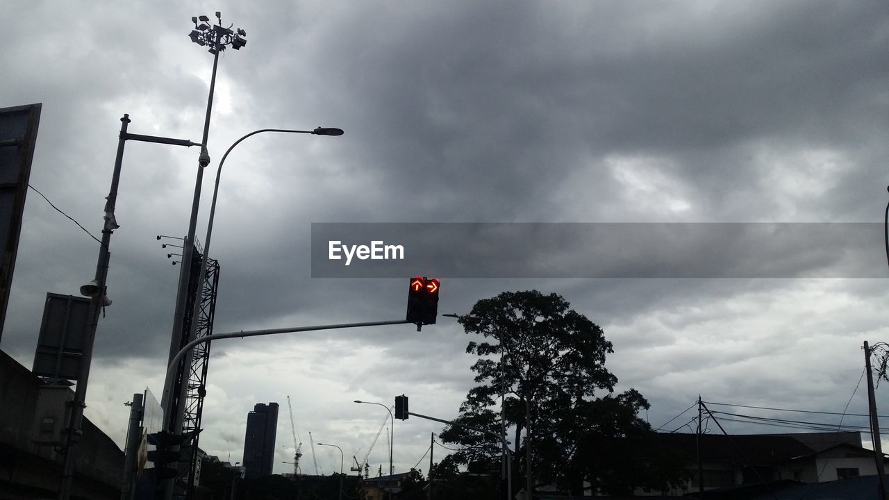 LOW ANGLE VIEW OF ROAD SIGNAL AGAINST SKY