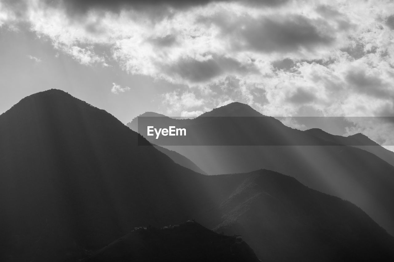 SCENIC VIEW OF SILHOUETTE MOUNTAIN AGAINST SKY