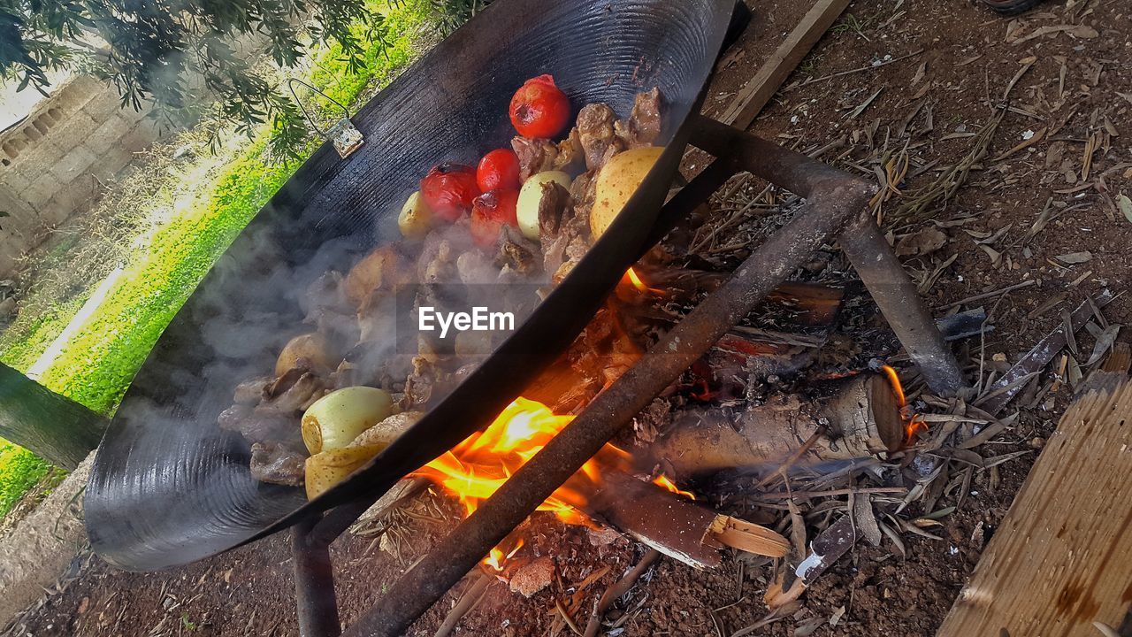 HIGH ANGLE VIEW OF BARBECUE GRILL