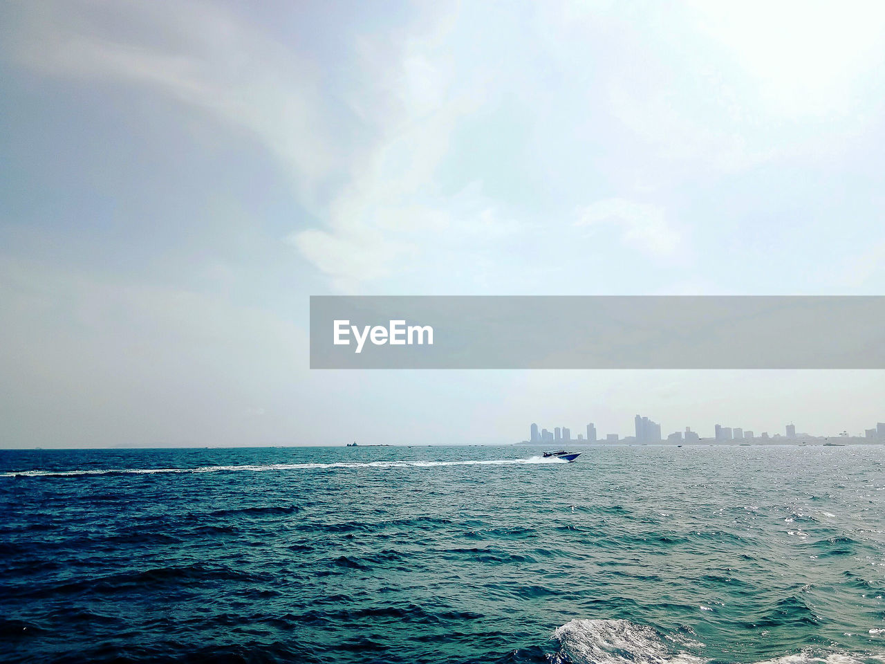 PANORAMIC VIEW OF SEA AGAINST SKY