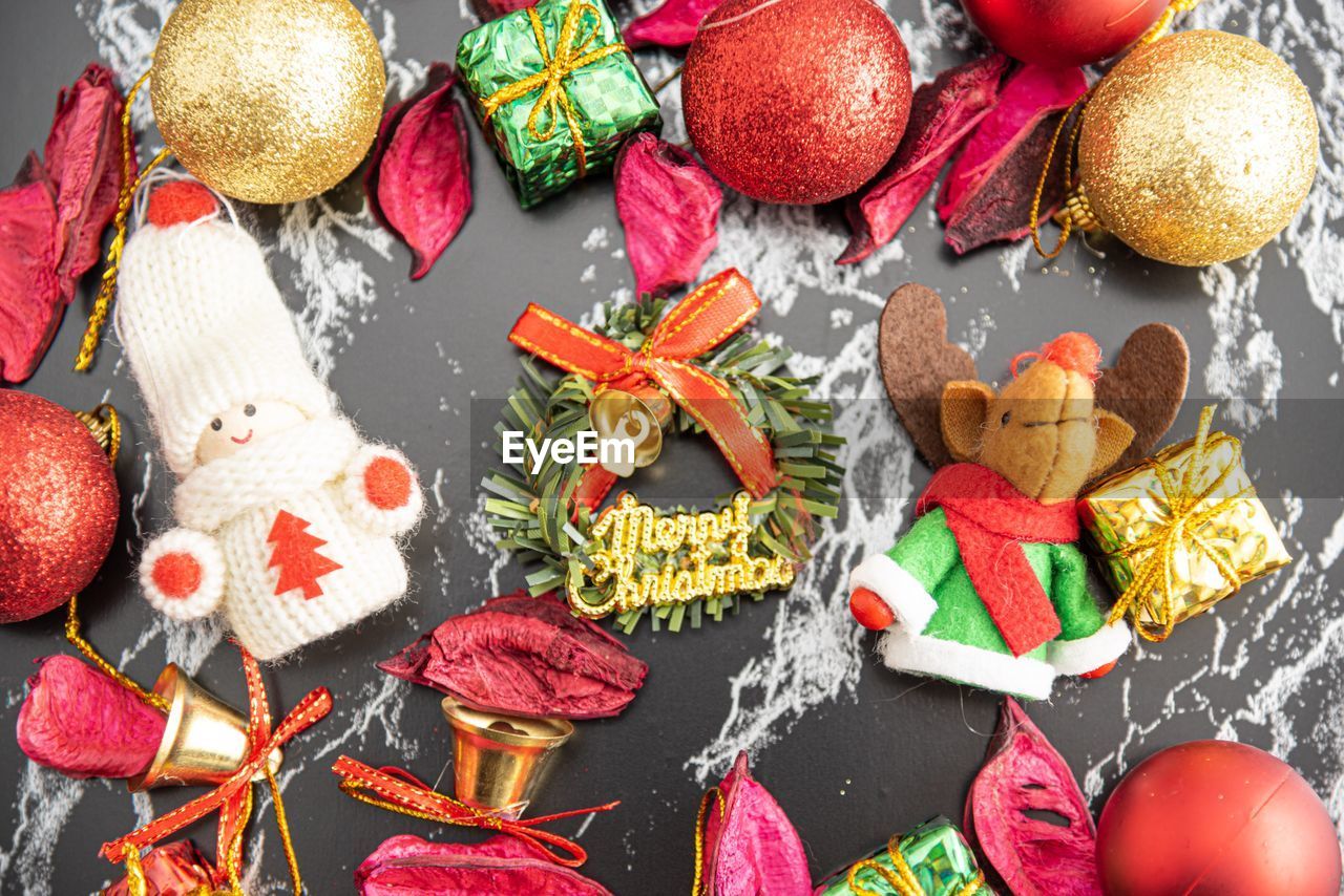 HIGH ANGLE VIEW OF CHRISTMAS DECORATIONS ON TABLE