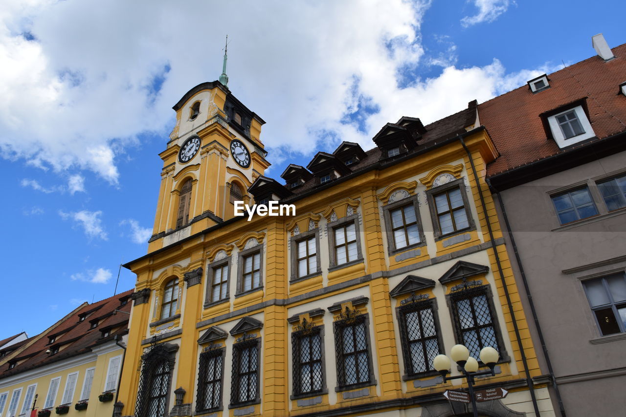 LOW ANGLE VIEW OF HISTORICAL BUILDING