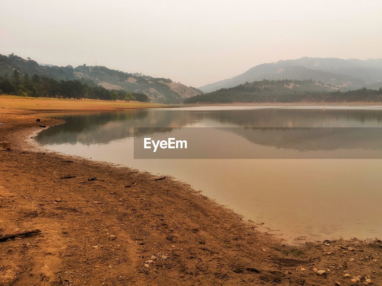 SCENIC VIEW OF LAKE BY MOUNTAIN AGAINST SKY