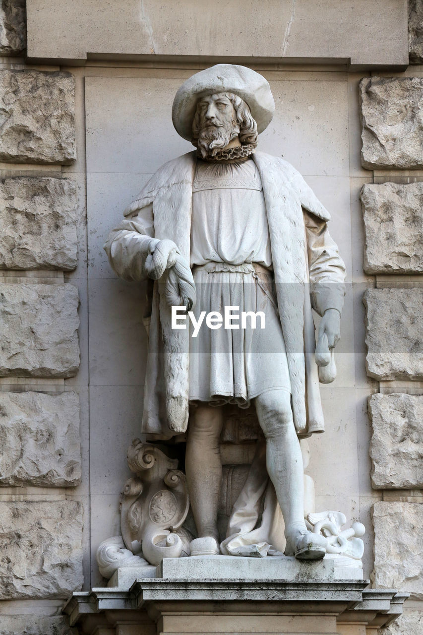 Hugo haerdtl statue against wall at kunsthistorisches museum