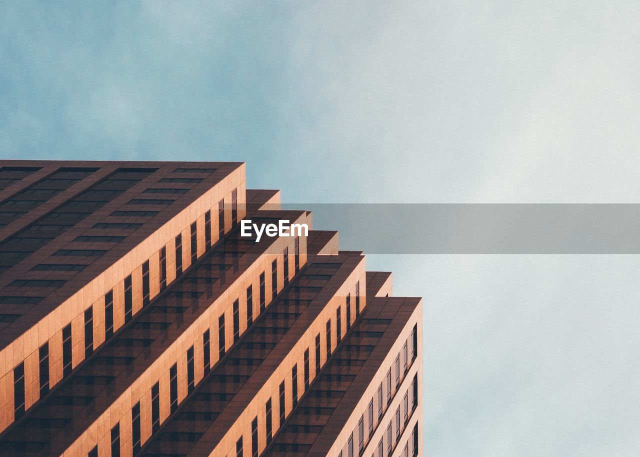 LOW ANGLE VIEW OF OFFICE BUILDING