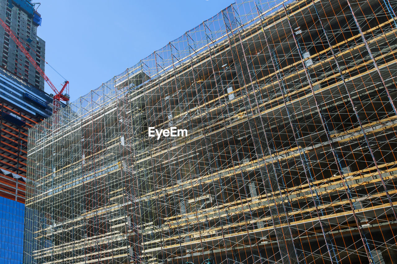 LOW ANGLE VIEW OF MODERN BUILDING AGAINST SKY