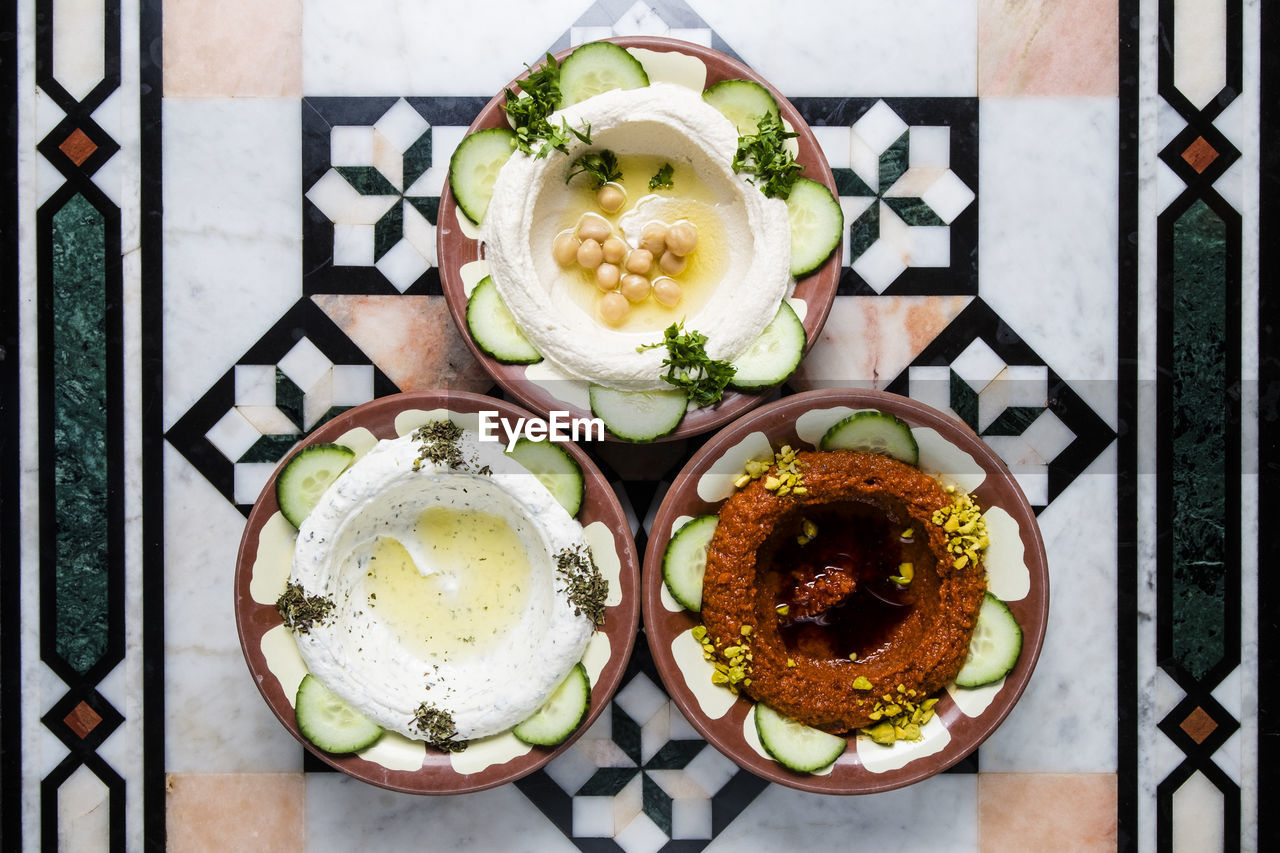 HIGH ANGLE VIEW OF FOOD IN PLATE