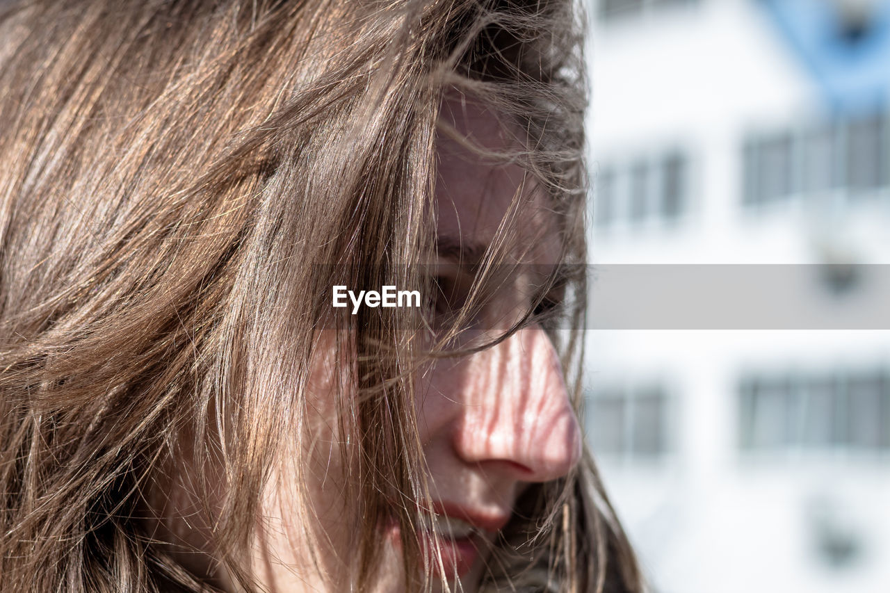 CLOSE-UP PORTRAIT OF A WOMAN IN A HAIR