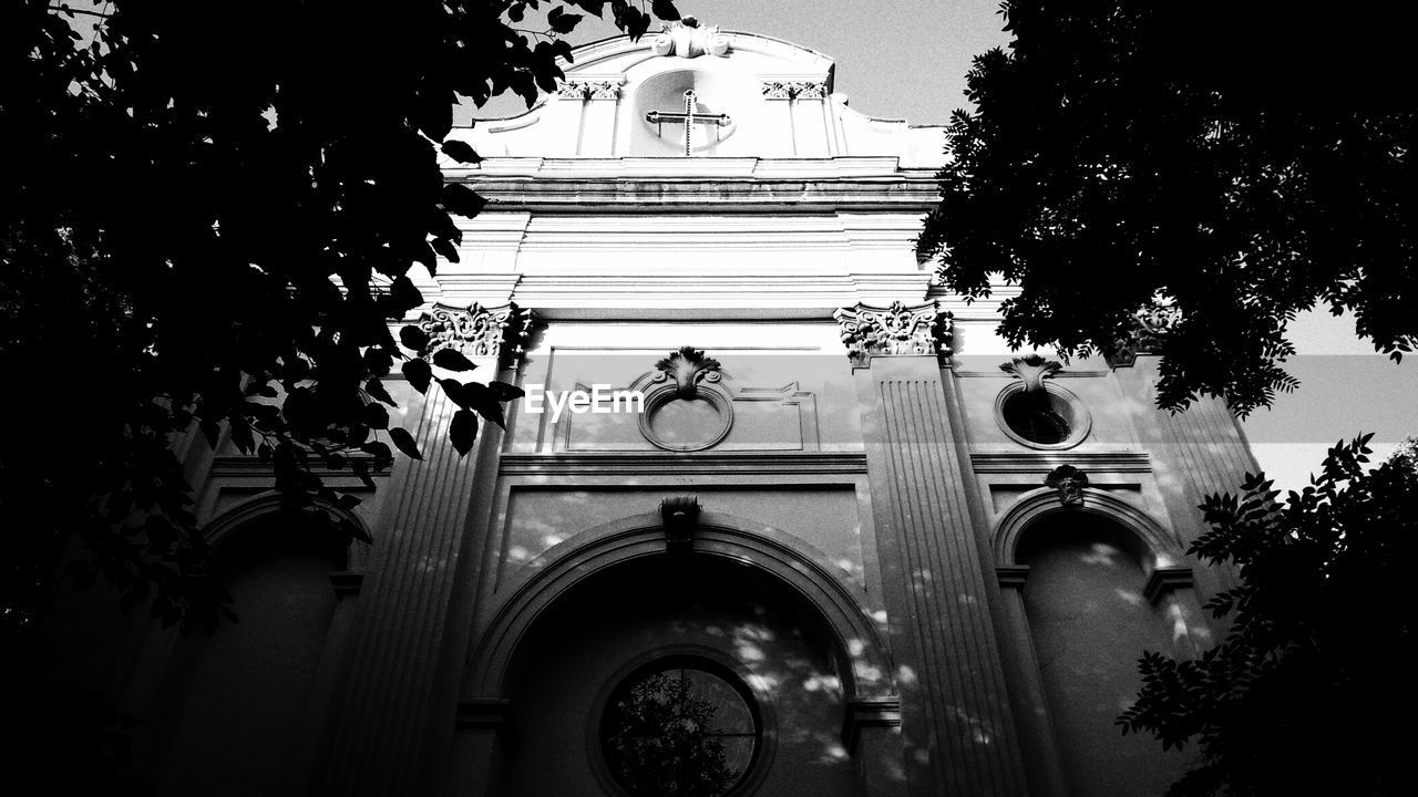 LOW ANGLE VIEW OF STATUE ON BUILDING