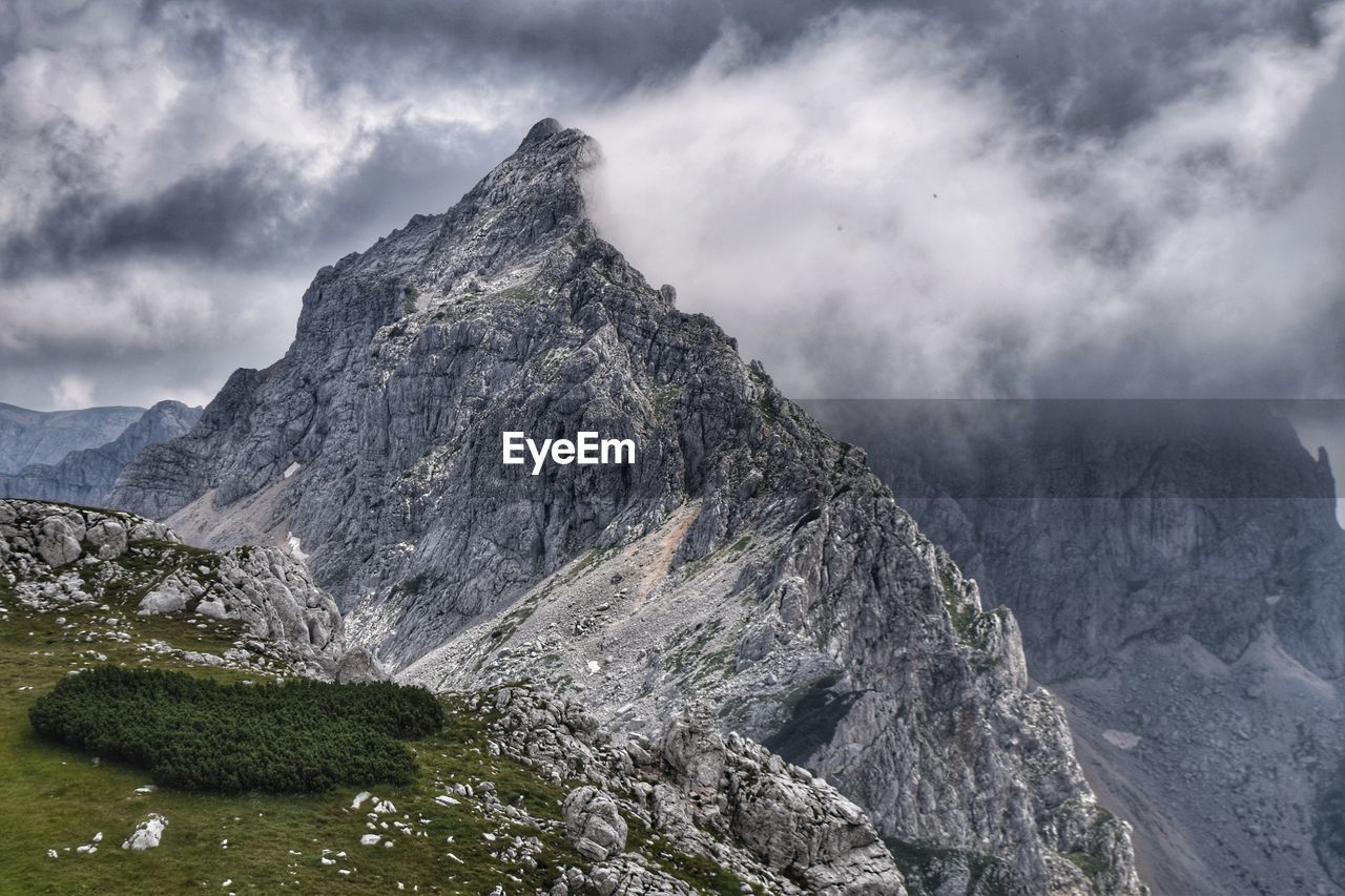 SCENIC VIEW OF ROCKY MOUNTAIN AGAINST SKY