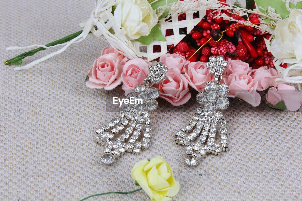 HIGH ANGLE VIEW OF ROSE BOUQUET ON WHITE TABLE