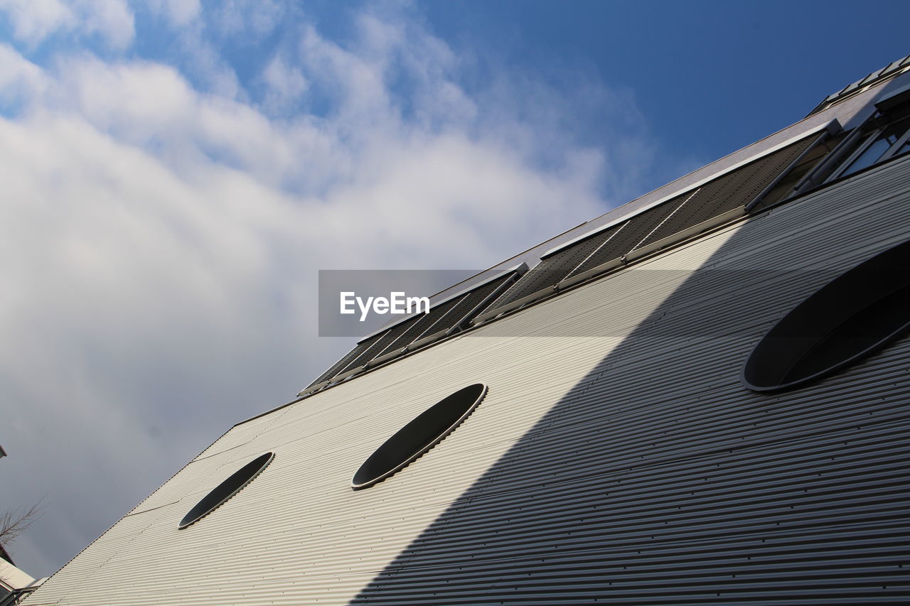 LOW ANGLE VIEW OF BUILT STRUCTURE AGAINST THE SKY