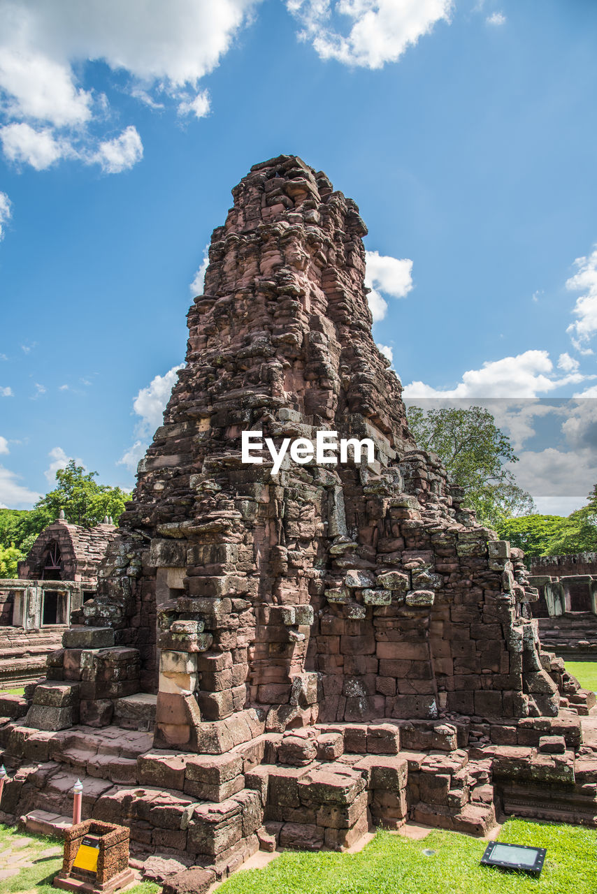 LOW ANGLE VIEW OF OLD TEMPLE AGAINST SKY