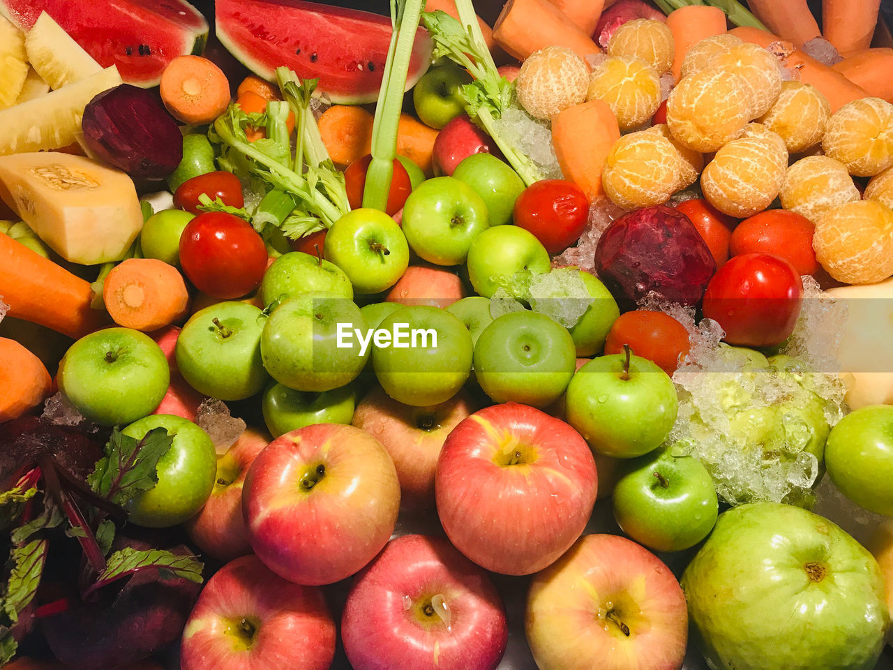 FULL FRAME SHOT OF APPLES IN MARKET