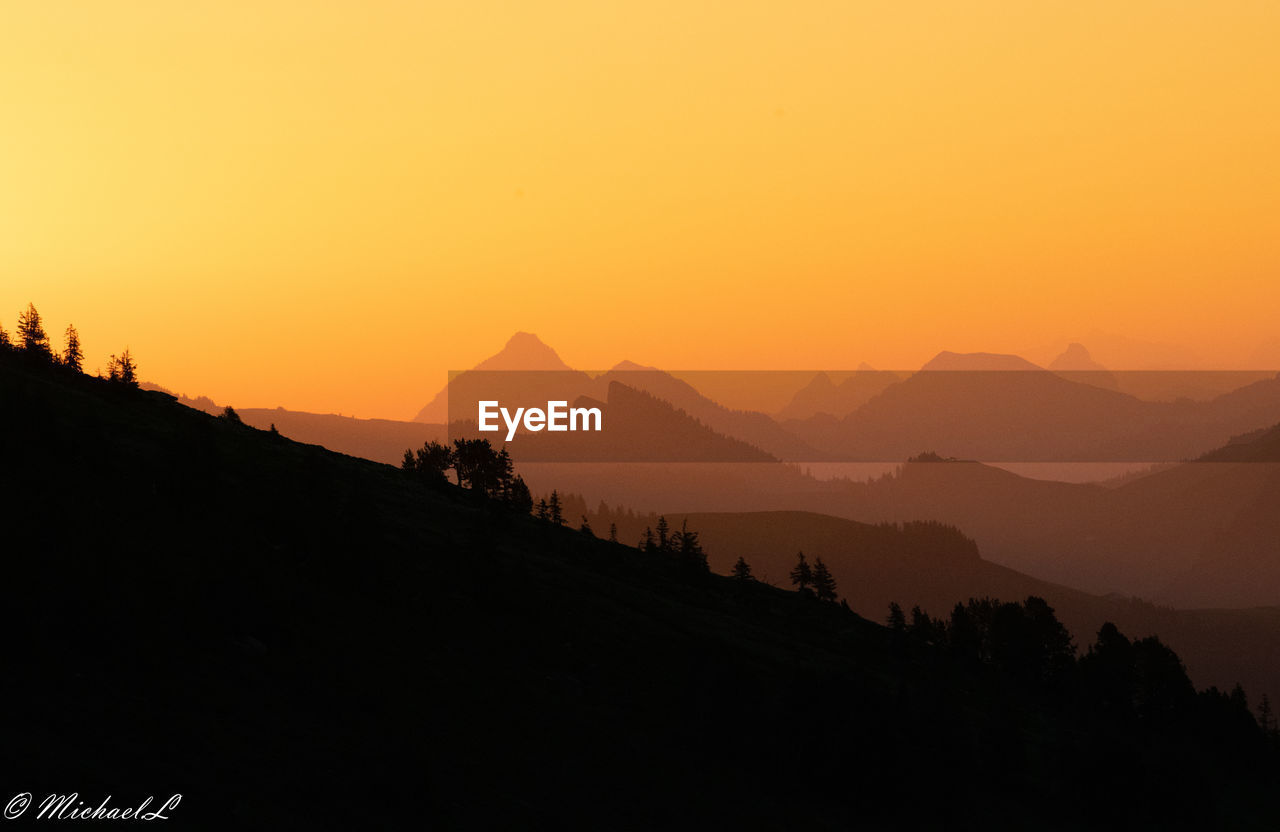 SCENIC VIEW OF SILHOUETTE MOUNTAINS AGAINST SKY DURING SUNSET