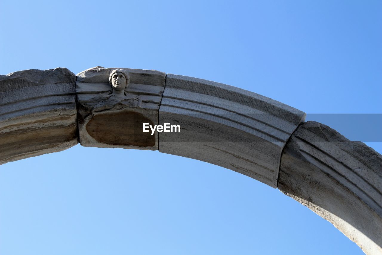 LOW ANGLE VIEW OF MONUMENT AGAINST BLUE SKY