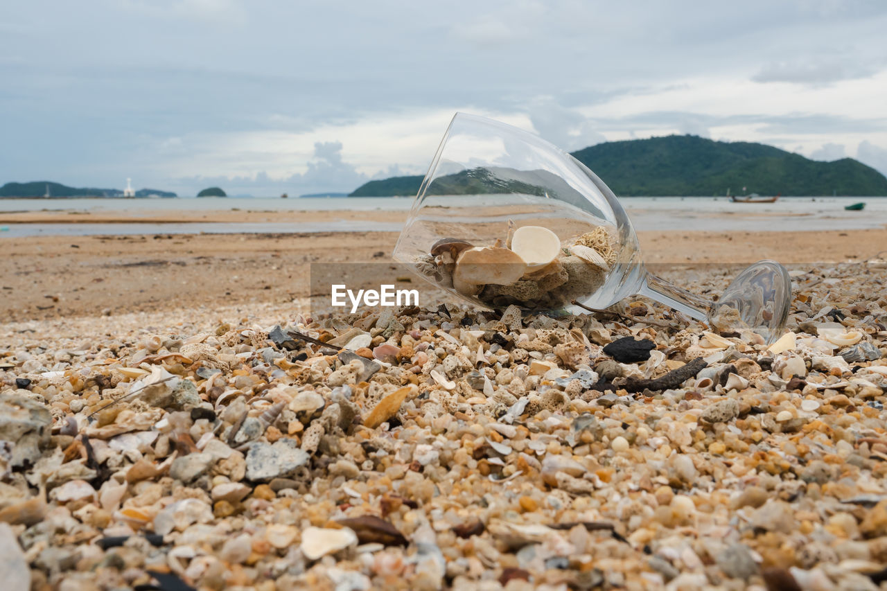 CLOSE-UP OF PEBBLES ON BEACH