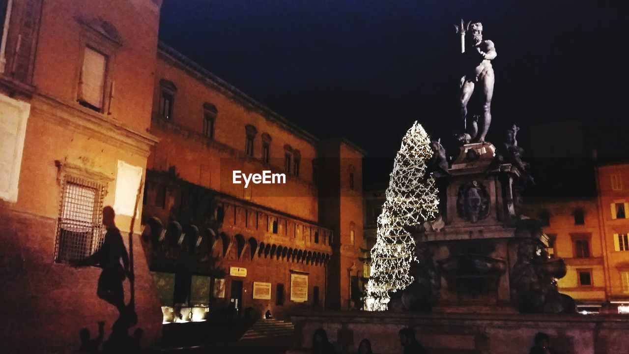 Neptune fountain at piazza maggiore during christmas