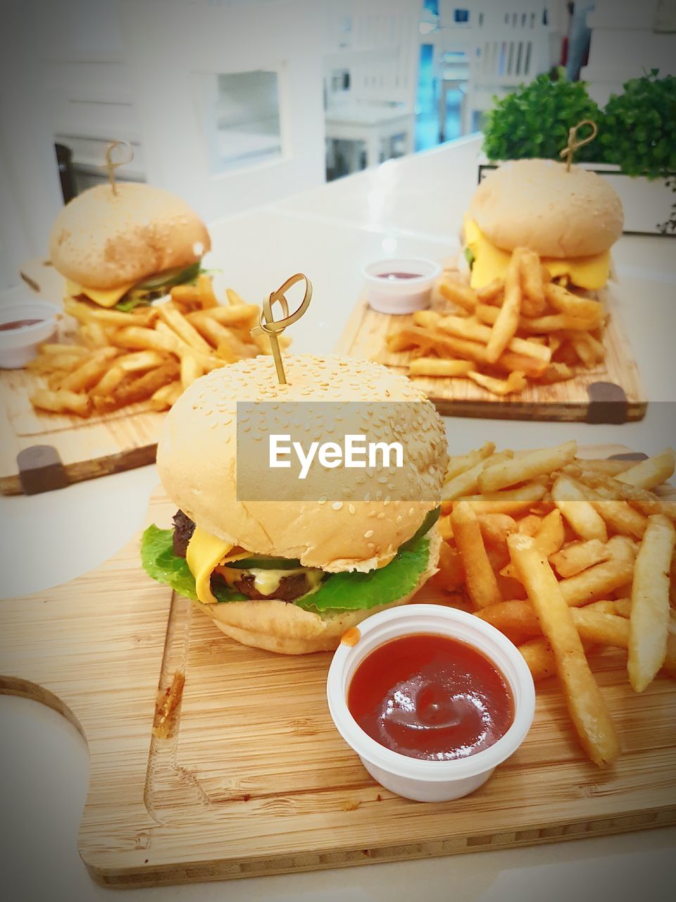 HIGH ANGLE VIEW OF SERVING FOOD IN PLATE