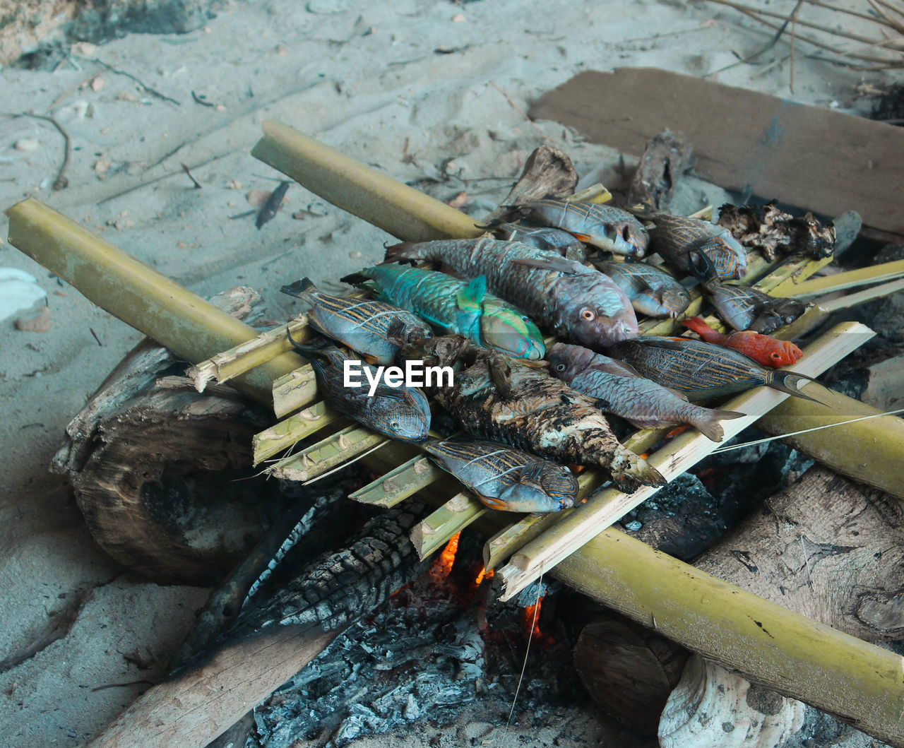 HIGH ANGLE VIEW OF DEAD FISH ON BARBECUE