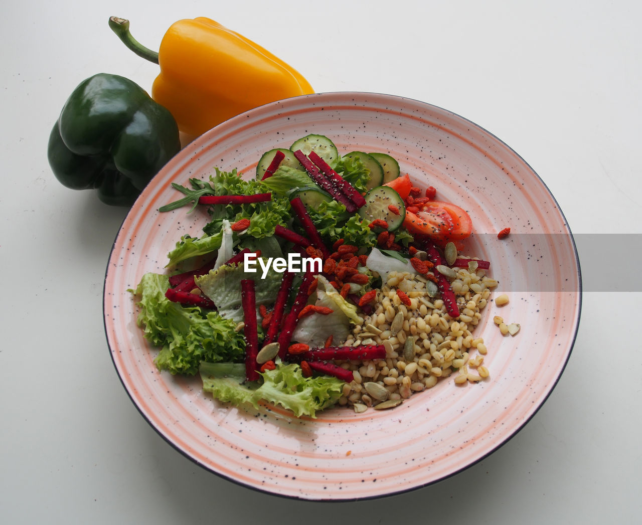 HIGH ANGLE VIEW OF FOOD IN BOWL