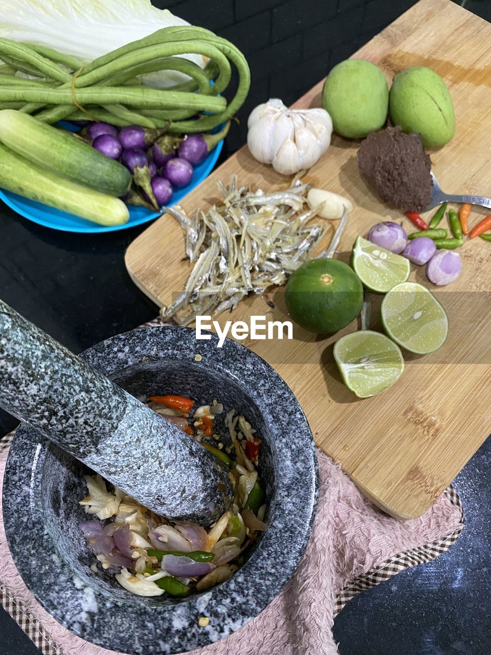 HIGH ANGLE VIEW OF FOOD ON CUTTING BOARD