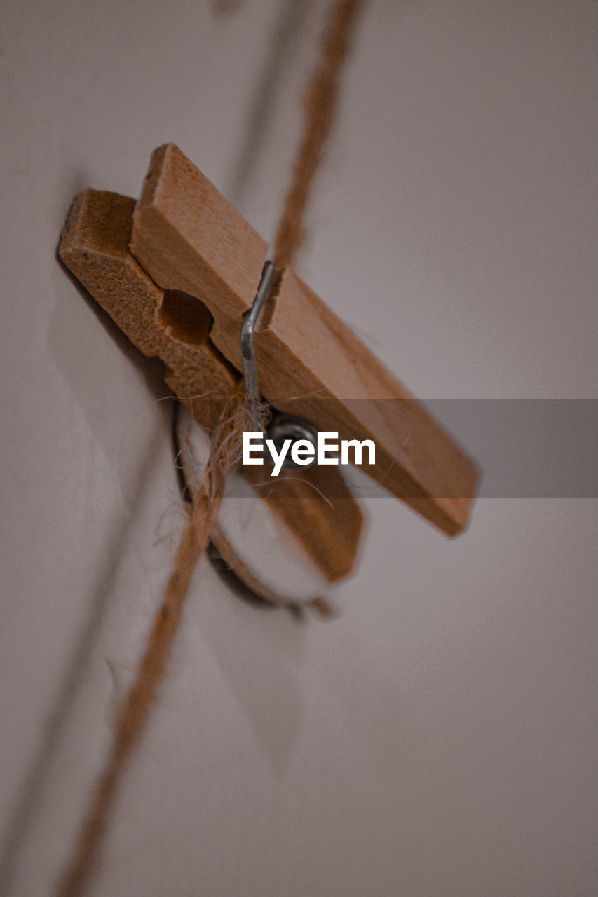 HIGH ANGLE VIEW OF ROPE TIED UP ON WOODEN TABLE