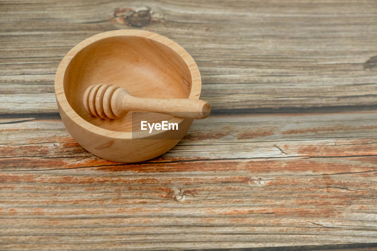 HIGH ANGLE VIEW OF COFFEE ON TABLE