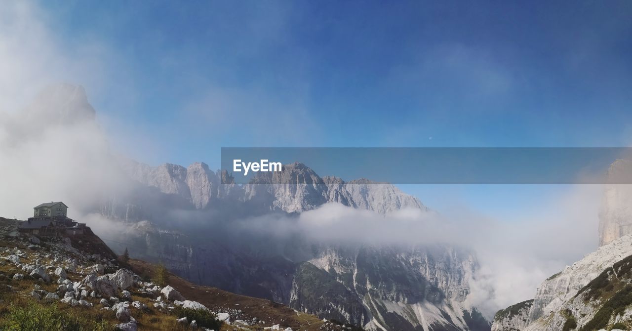 PANORAMIC VIEW OF SNOWCAPPED MOUNTAIN AGAINST SKY