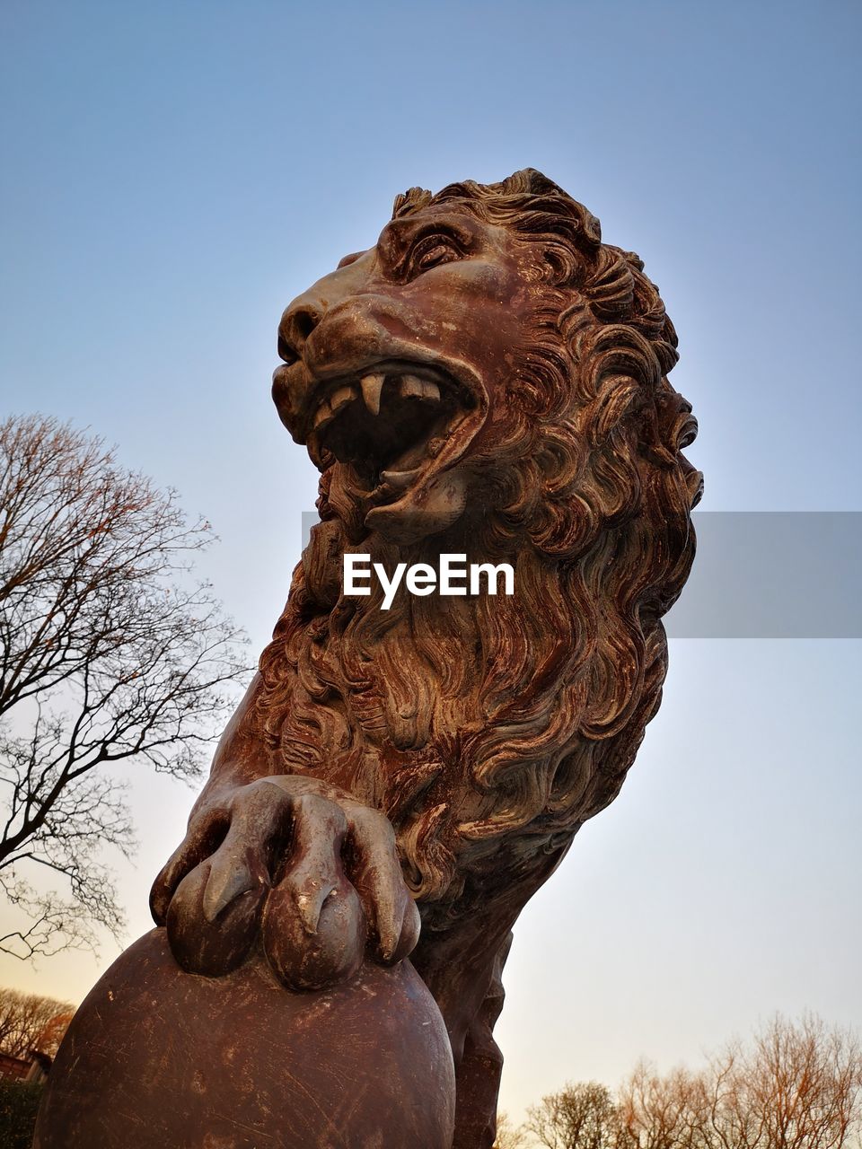 LOW ANGLE VIEW OF CAT STATUE AGAINST SKY