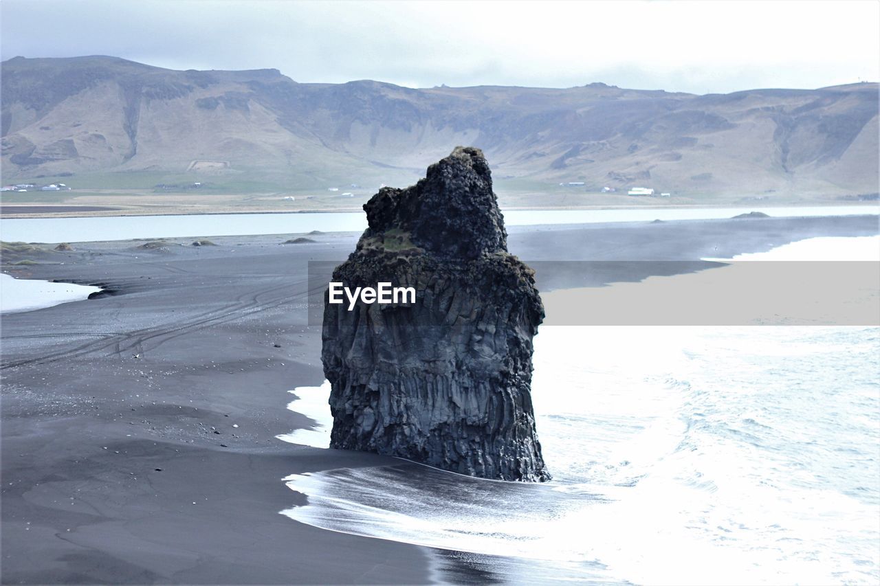 SCENIC VIEW OF SEA SHORE AGAINST SKY