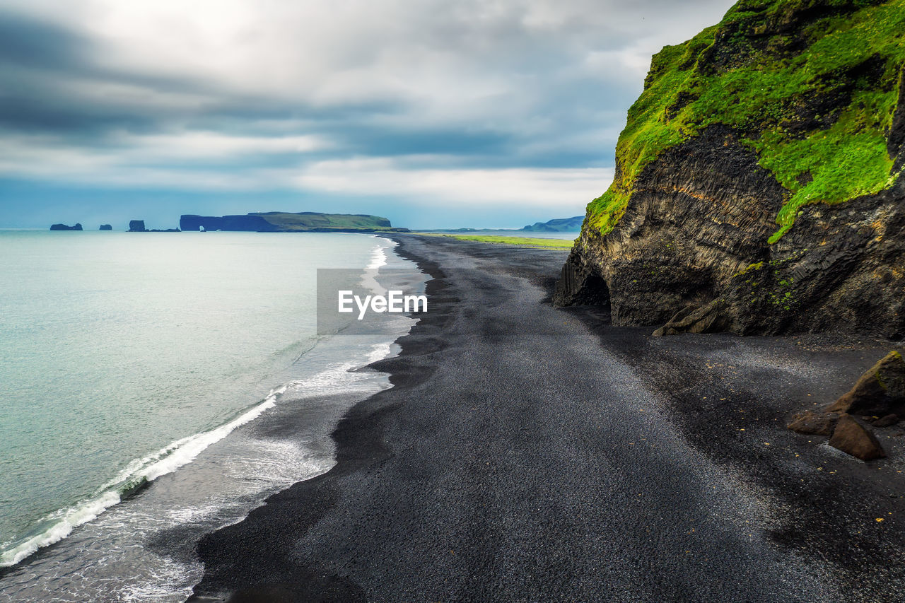 SCENIC VIEW OF SEA BY MOUNTAINS AGAINST SKY